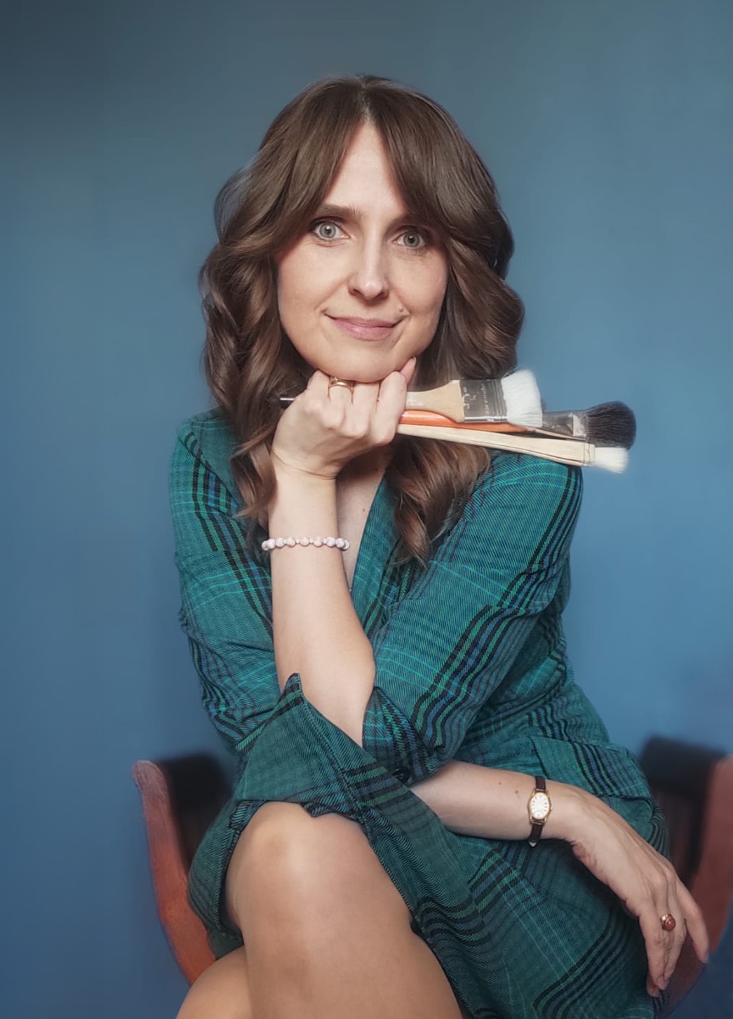 Ewa Mitura — portret z pędzlami na tle studyjnym